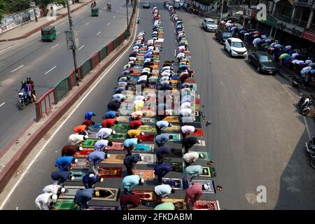 Dhaka, Bangladesh. 30 Apr 2021. I musulmani hanno partecipato alla preghiera del venerdì Jummah durante il blocco a Dhaka. (Foto di Syed Mahabubul Kader/Pacific Press/Sipa USA) Credit: Sipa USA/Alamy Live News Foto Stock