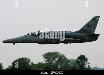 Czech Air Force Aero Vodochody L-159 ALCA jet fighter volare basso al Royal International Air Tattoo, RIAT, RAF Fairford 2007 Foto Stock