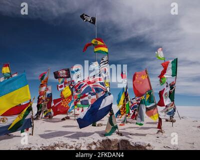 Vista panoramica di diverse bandiere nazionali da tutto il mondo sul lago Salar de Uyuni, con sale secco a Potosi, Bolivia Sud America Foto Stock