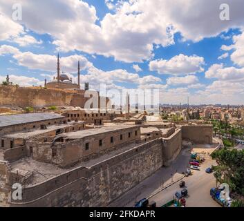 Foto di un giorno della Grande Moschea di Muhammad Ali Pasha, situata nella Cittadella del Cairo in Egitto, commissionata da Muhammad Ali Pasha, uno dei punti di riferimento e delle attrazioni turistiche del Cairo Foto Stock