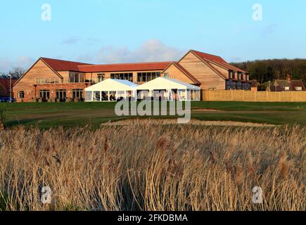 Heacham Manor Hotel, campo da golf, Club House, terrazza, 18 verde, Water Hazard, Norfolk, Inghilterra, Regno Unito Foto Stock