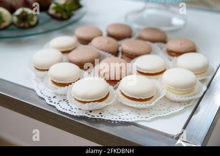 File di deliziosi dessert in belle composizioni. Dolci sul tavolo da banchetto - una foto scattata durante il catering. CopySpace Foto Stock
