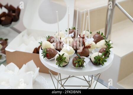 File di deliziosi dessert in belle composizioni. Dolci sul tavolo da banchetto - una foto scattata durante il catering. CopySpace Foto Stock