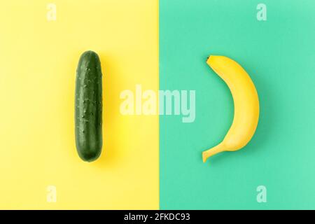 Layout creativo fatto di banana e cetriolo, piatto, vista dall'alto. Foto Stock
