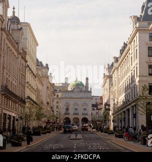 Londra, Grande Londra, Inghilterra - Aprile 24 2021: Regent Street St James guardando verso Piccadilly Circus. Foto Stock