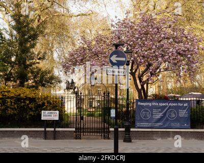 Londra, Greater London, England - Apr 24 2021: Famosa ed elegante St James's Square. Foto Stock