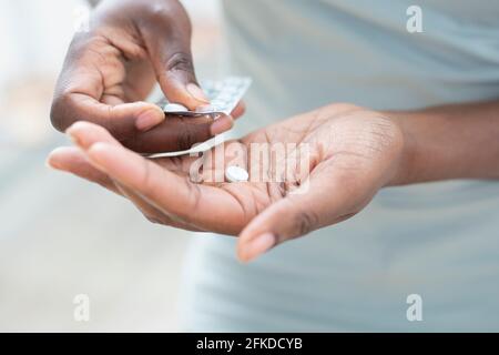 Donna di prendere pillole Foto Stock