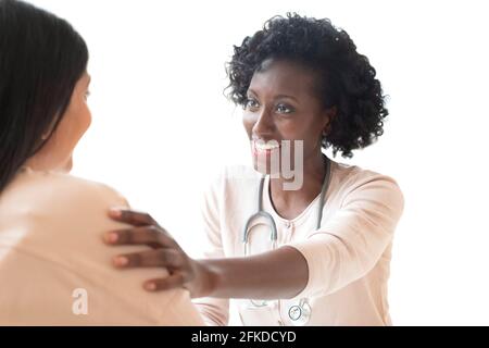 Medico di parlare con il paziente Foto Stock