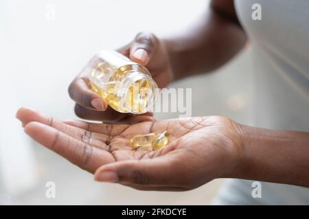 Versare le capsule in mano Foto Stock