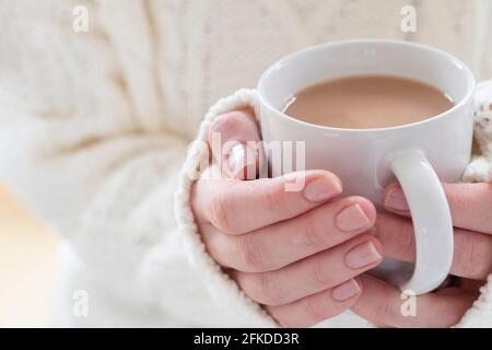 Donna che mantiene una tazza di tè Foto Stock