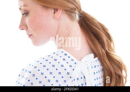 Donna in abito da ospedale Foto Stock