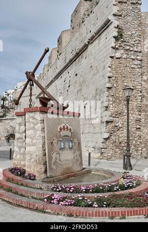 Lo stemma medievale sulla parete del piedistallo della fontana dell'ancora, simbolo di Peniscola, Castellon, Spagna Foto Stock