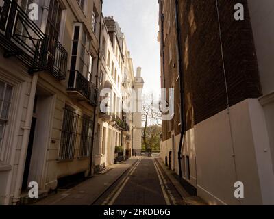 Londra, Greater London, England - Apr 24 2021: La stretta sezione di Cleveland Row che conduce a Green Park. Foto Stock