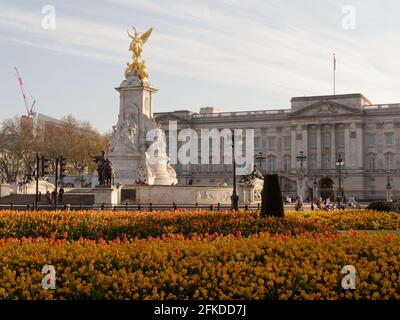 Londra, Grande Londra, Inghilterra - Apr 24 2021: Fiori di fronte a Buckingham Palace Foto Stock