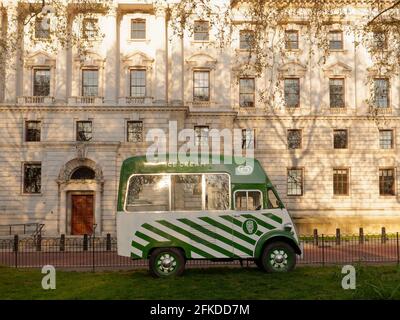 Londra, Greater London, England - Apr 24 2021: Ice Cream Van in stile verde e bianco retrò ai margini del St James's Park. Foto Stock