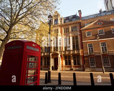 Londra, Greater London, England - Apr 24 2021: Telefono rosso box di fronte RICS Bookshop su Great George Street. Foto Stock