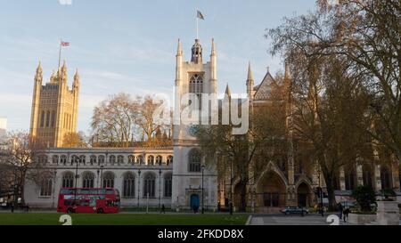 Piazza del Parlamento con la Chiesa di Santa Margherita a sinistra, l'Abbazia di Westminster e la Torre Victoria delle Case del Parlamento. Foto Stock