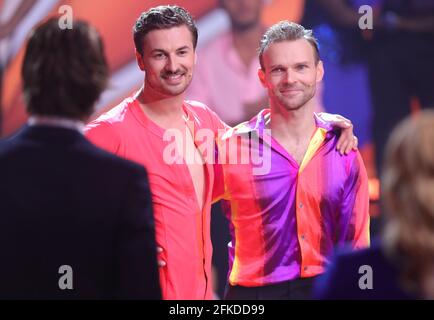 Colonia, Germania. 01 Maggio 2021. Nicolas Puschmann (l), attore, e Vadim Garbuzov, ballerino professionista, aspettano durante l'ottavo spettacolo della quattordicesima stagione dello spettacolo di danza RTL 'Let's Dance'. Credit: Joshua Sammer/Getty/POOL/dpa/Alamy Live News Foto Stock