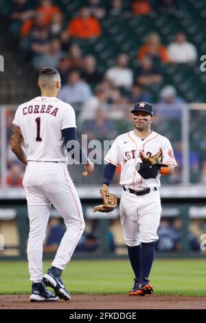 HOUSTON, TX - APRILE 29: Jose Altuve (27) degli Houston Astros porta guanto e cappello a Carlos Correa (1) durante una partita contro i Seattle Mariners a. Foto Stock