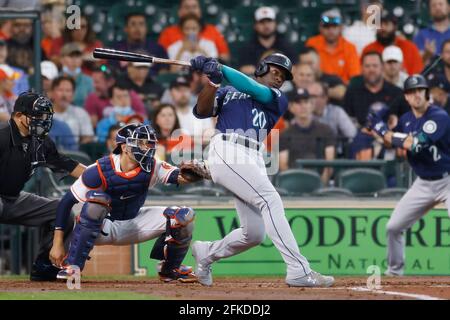 HOUSTON, TX - APRILE 29: Taylor Trammel (20) dei Seattle Mariners guarda in su dopo aver colpito una corsa in casa solista nel secondo assottigliamento di una partita contro il Foto Stock