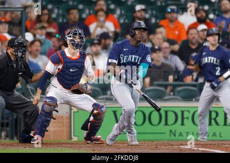 HOUSTON, TX - APRILE 29: Taylor Trammel (20) dei Seattle Mariners guarda in su dopo aver colpito una corsa in casa solista nel secondo assottigliamento di una partita contro il Foto Stock