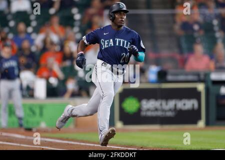 HOUSTON, TX - APRILE 29: Taylor Trammel (20) dei Seattle Mariners corre dopo aver colpito una corsa in casa solista nel secondo assottigliamento di una partita contro l'Hou Foto Stock