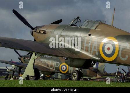 Linea della seconda guerra mondiale Hawker Hurricanes si riunì a North Weald, Essex, nel 2009. Raccolta di aerei da combattimento Hawker Hurricane della seconda guerra mondiale Foto Stock