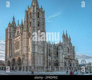 La cattedrale di Leon nell'ora blu e la gente nella piazza, Leon, Spagna, 14 luglio 2010 Foto Stock