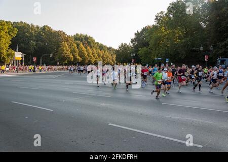 Corridori alla trentaseiesima Maratona di Berlino, Germania. Foto Stock