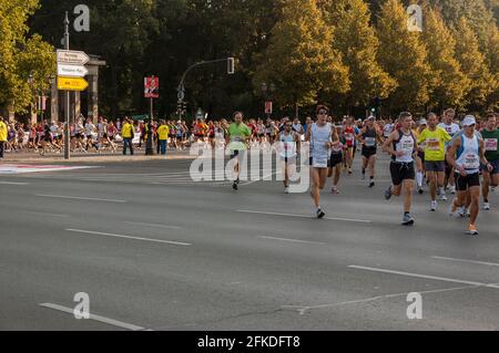 Corridori alla trentaseiesima Maratona di Berlino, Germania. Foto Stock