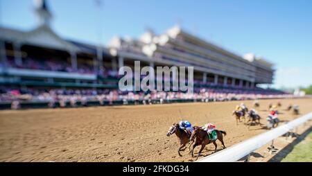 Louisville, Kentucky, Stati Uniti. 3 Feb 2017. 30 aprile 2021 : Malathaat, n° 10, guidato dal fantino John Velazquez, vince la 147° edizione dei Longines Kentucky Oaks Day a Churchill Downs il 30 aprile 2021 a Louisville, Kentucky. Scott Serio/Eclipse Sportswire/CSM/Alamy Live News Foto Stock