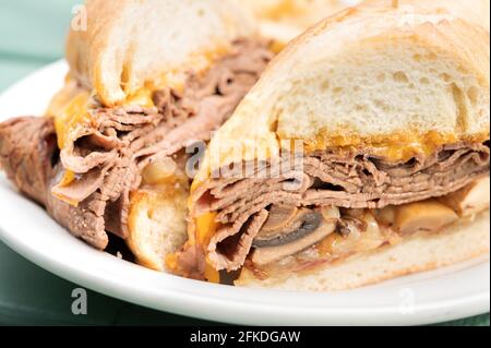 Panino di manzo, arrosto di manzo rasato, funghi e pancetta, su un panino baguette. Foto Stock