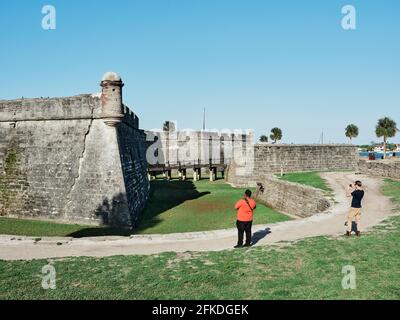 Castillo de San Marcos una grande fortezza o fortezza in pietra spagnola costruita nel 1600 custodisce il porto di St. Augustine, Florida, USA. Foto Stock