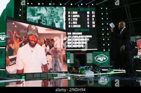 Cleveland, Stati Uniti. 30 Apr 2021. L'ex New York Jets Draft Pick Laveranues Cole (R) annuncia Elijah Moore come la 34° scelta dei Jets del 2021 NFL Draft a Cleveland, Ohio, venerdì 30 aprile 2021. Foto di Aaron Josefczyk/UPI Credit: UPI/Alamy Live News Foto Stock