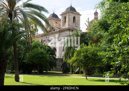 Chiesa vista attraverso alcuni grandi alberi dal vecchio fiume Turia. Valencia, Spagna Foto Stock