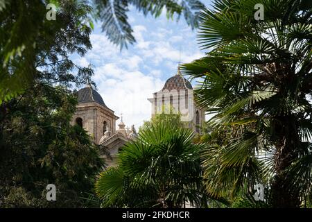 Chiesa vista attraverso alcuni grandi alberi dal vecchio fiume Turia. Valencia, Spagna Foto Stock