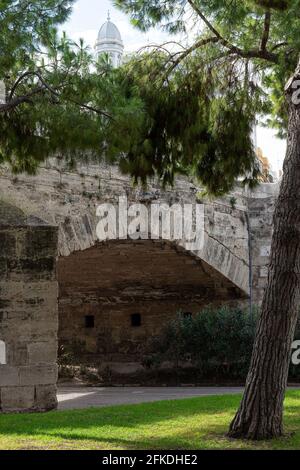 Antico ponte di pietra attraverso il vecchio letto del fiume. Puente del Mar, fiume Turia, Valencia, Spagna Foto Stock