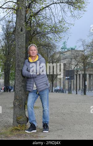 Berlino, Germania. 29 Apr 2021. Attore Uwe Ochsenknecht durante una passeggiata alla porta di Brandeburgo. L'episodio 5 della serie di lungometraggi ARD 'Die Drei von der Müllabfuhr' si può vedere il 7 maggio sull'emittente pubblica tedesca Ersten. (A dpa: 'Men' sequel? Uwe Ochsenknecht parla di piani') Credit: Jens Kalaene/dpa-Zentralbild/dpa/Alamy Live News Foto Stock