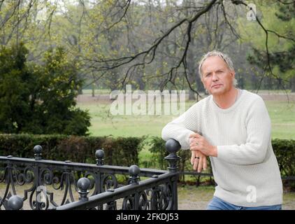 Berlino, Germania. 29 Apr 2021. Attore Uwe Ochsenknecht durante una passeggiata nel Tiergarten. L'episodio 5 della serie di lungometraggi ARD 'Die Drei von der Müllabfuhr' si può vedere il 7 maggio sull'emittente pubblica tedesca Ersten. (A dpa: 'Men' sequel? Uwe Ochsenknecht parla di piani') Credit: Jens Kalaene/dpa-Zentralbild/dpa/Alamy Live News Foto Stock