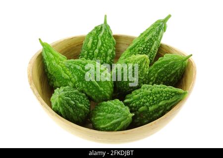 Una ciotola di cetriolo fresco verde (Balsum Pear), isolato su sfondo bianco Foto Stock