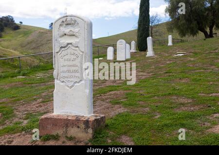 Una pietra miliare al Rose Hill Cemetery tra gli abbandonati Città minerarie di Somersville e Nortonville nelle miniere di diamanti neri Marchi di conservazione regionali Foto Stock