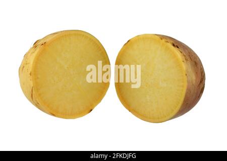 Primo piano di Turnip (Brassica rapa) tagliato a metà, su sfondo bianco Foto Stock