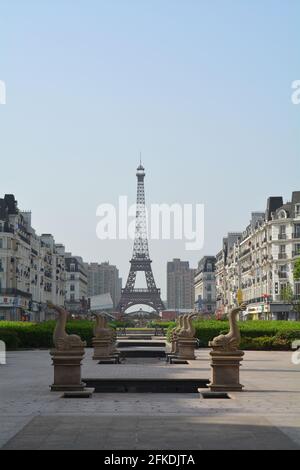 Tianducheng in Cina, splendida vista dell'architettura francese di stile Parigino e del paesaggio verso la copia della Torre Eiffel. Foto Stock