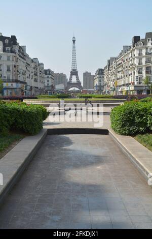 Tianducheng in Cina, splendida vista dell'architettura francese di stile Parigino e del paesaggio verso la copia della Torre Eiffel. Foto Stock