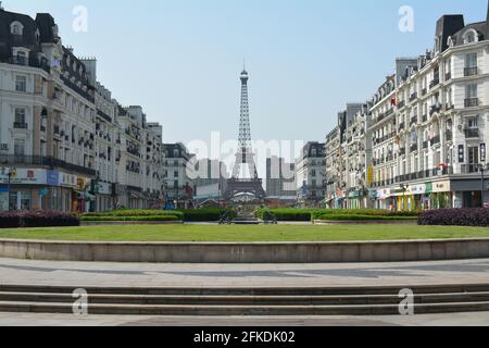 Tianducheng in Cina, splendida vista dell'architettura francese di stile Parigino e del paesaggio verso la copia della Torre Eiffel. Maggio 2021 Foto Stock