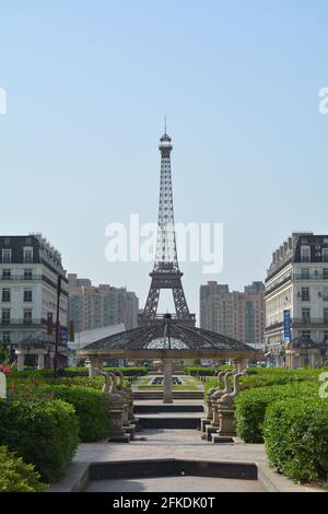 Tianducheng in Cina, splendida vista dell'architettura francese di stile Parigino e del paesaggio verso la copia della Torre Eiffel. Foto Stock
