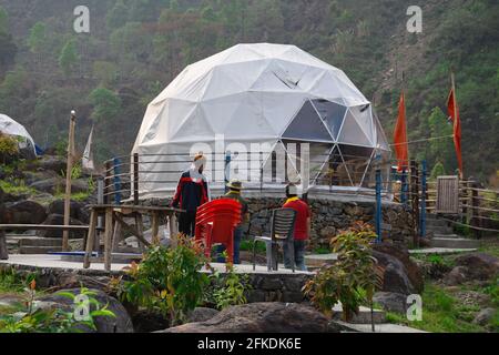 Bella tenda Igloo casa. Un soggiorno ideale a casa con bellezza panoramica sulla riva del fiume situato a Todey, kalimpong. Foto Stock