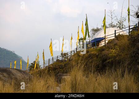 Bella tenda Igloo casa. Un soggiorno ideale a casa con bellezza panoramica sulla riva del fiume situato a Todey, kalimpong. Foto Stock