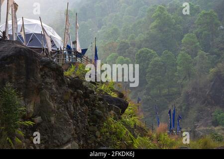 Bella tenda Igloo casa. Un soggiorno ideale a casa con bellezza panoramica sulla riva del fiume situato a Todey, kalimpong. Foto Stock