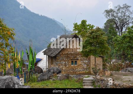 Bella casetta in pietra con tetto di paglia. Un soggiorno ideale a casa con bellezza panoramica sulla riva del fiume situato a Todey, kalimpong. Foto Stock